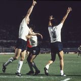 Horst Hrubesch (2.v.l.) bejubelt im Juni 1980 im EM-Finale 1980 sein 2:1 gegen Belgien. Bernd Schuster, Klaus Allofs und Bernd Cullmann freuen sich mit – inzwischen mit Adidas-Streifen auf den Trikots