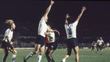 Horst Hrubesch (2.v.l.) bejubelt im Juni 1980 im EM-Finale 1980 sein 2:1 gegen Belgien. Bernd Schuster, Klaus Allofs und Bernd Cullmann freuen sich mit – inzwischen mit Adidas-Streifen auf den Trikots