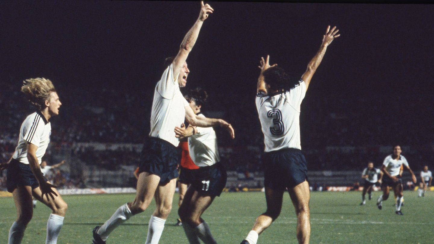 Horst Hrubesch (2.v.l.) bejubelt im Juni 1980 im EM-Finale 1980 sein 2:1 gegen Belgien. Bernd Schuster, Klaus Allofs und Bernd Cullmann freuen sich mit – inzwischen mit Adidas-Streifen auf den Trikots
