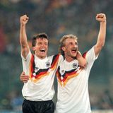 Adidas wird mutiger und designt für die WM 1990 in Italien ein DFB-Trikot mit Nationalfarben auf der Brust. Das bringt Glück – und den dritten Weltmeistertitel für Deutschland.