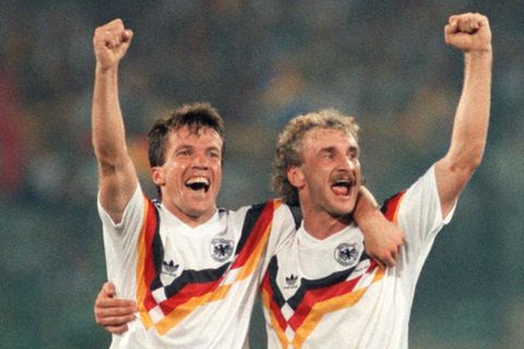 Adidas wird mutiger und designt für die WM 1990 in Italien ein DFB-Trikot mit Nationalfarben auf der Brust. Das bringt Glück – und den dritten Weltmeistertitel für Deutschland.