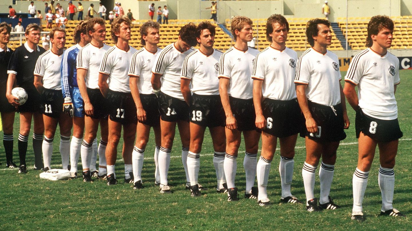 WM 1986 Wer genau hinschaut, erkennt eine Revolution: an Kragen und Ärmeln gibt es mit schwarz-rot-goldenen Elementen Farbe am Heimtrikot der DFB-Elf. Die Auswärtstrikots sind dafür knallgrün. Bei der WM in Mexiko setzt es eine Final-Niederlage gegen Argentinien mit einem gewissen Diego Armando Maradona – und daher nur den Titel Vize-Weltmeister.