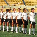 Wer genau hinschaut, erkennt eine Revolution: an Kragen und Ärmeln gibt es mit schwarz-rot-goldenen Elementen Farbe am Heimtrikot der DFB-Elf. Die Auswärtstrikots sind dafür knallgrün. Bei der WM in Mexiko setzt es eine Final-Niederlage gegen Argentinien mit einem gewissen Diego Armando Maradona – und daher nur den Titel Vize-Weltmeister.