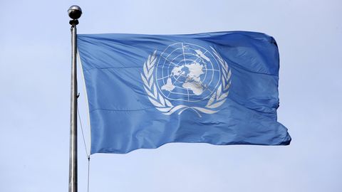 Wehende Flagge der Vereinten Nationen