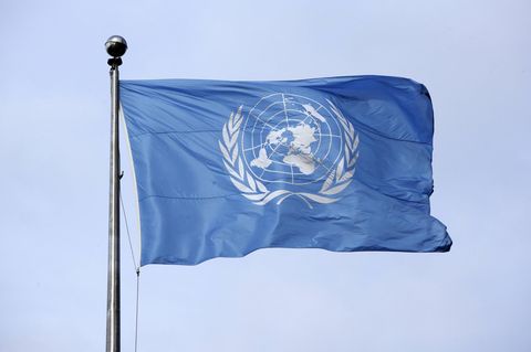 Wehende Flagge der Vereinten Nationen