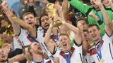 Es folgen einige Jahre mit farblosen Trikots, die entsprechende Auftritte der DFB-Elf nach sich ziehen. Doch für die WM 2014 kehren Farbe und Erfolg zurück.