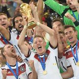 Es folgen einige Jahre mit farblosen Trikots, die entsprechende Auftritte der DFB-Elf nach sich ziehen. Doch für die WM 2014 kehren Farbe und Erfolg zurück.
