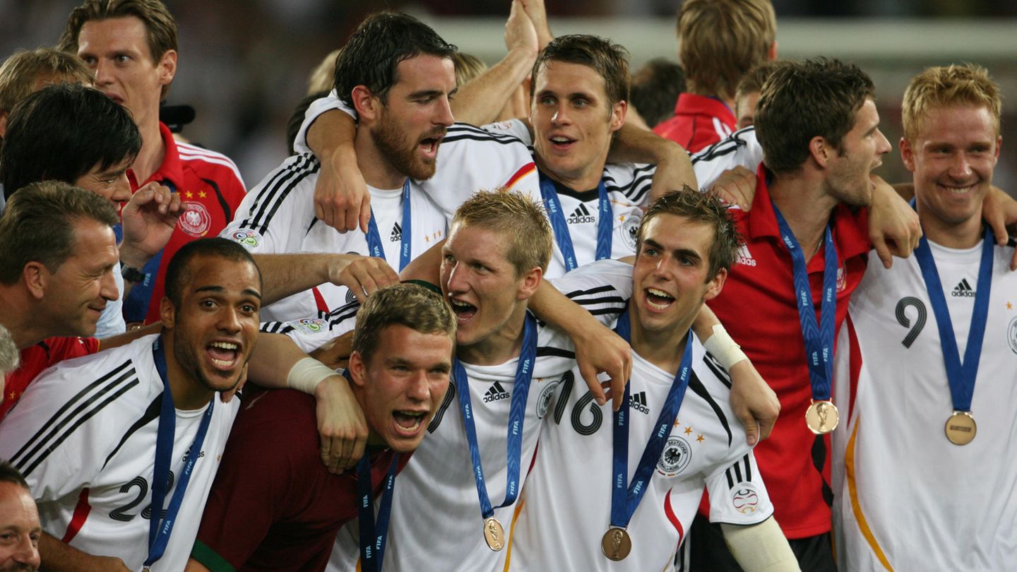 Das Sommermärchen 2006 Auch, wenn es bei der WM 2006 "nur" für den dritten Platz gereicht hat, ist das "Sommermärchen" vielen Deutschen im Gedächtnis geblieben. Die Trikots sind hauptsächlich weiß mit schwarz-rot-goldenen Akzenten. Beim Auswärtstrikot wagt Adidas allerdings Rot statt des traditionellen Grüns.