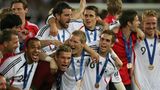 Auch, wenn es bei der WM 2006 "nur" für den dritten Platz gereicht hat, ist das "Sommermärchen" vielen Deutschen im Gedächtnis geblieben. Die Trikots sind hauptsächlich weiß mit schwarz-rot-goldenen Akzenten. Beim Auswärtstrikot wagt Adidas allerdings Rot statt des traditionellen Grüns.