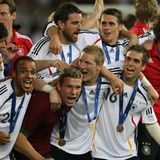 Auch, wenn es bei der WM 2006 "nur" für den dritten Platz gereicht hat, ist das "Sommermärchen" vielen Deutschen im Gedächtnis geblieben. Die Trikots sind hauptsächlich weiß mit schwarz-rot-goldenen Akzenten. Beim Auswärtstrikot wagt Adidas allerdings Rot statt des traditionellen Grüns.