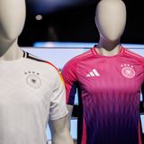 Die EM 2024 wird farbenfroh – mit einem Auswärtstrikot in Pink und Violett. Die Farbwahl hat jedenfalls für Diskussionen gesorgt, vor allem durch Männer, die ihre Männlichkeit bedroht sehen. Doch das vorerst vorletzte Adidas-Trikot für den DFB verkauft sich erstaunlich gut. Und bald vielleicht noch besser – nun da eine Ausrüster-Ära sich dem Ende entgegenneigt.