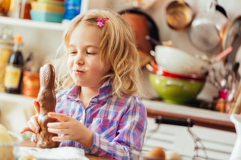 Kind isst Schoko-Osterhasen