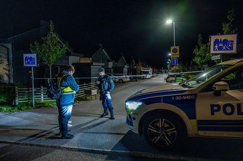 Polizei vor kleinen Holzhäusern: Ein mittlerweile alltägliches Bild in Schweden, wie hier nach einem Doppelmord in der Nähe von Stockholm im Herbst 2023