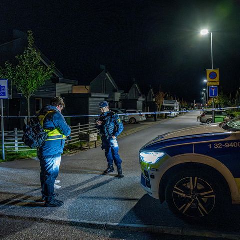 Polizei vor kleinen Holzhäusern: Ein mittlerweile alltägliches Bild in Schweden, wie hier nach einem Doppelmord in der Nähe von Stockholm im Herbst 2023