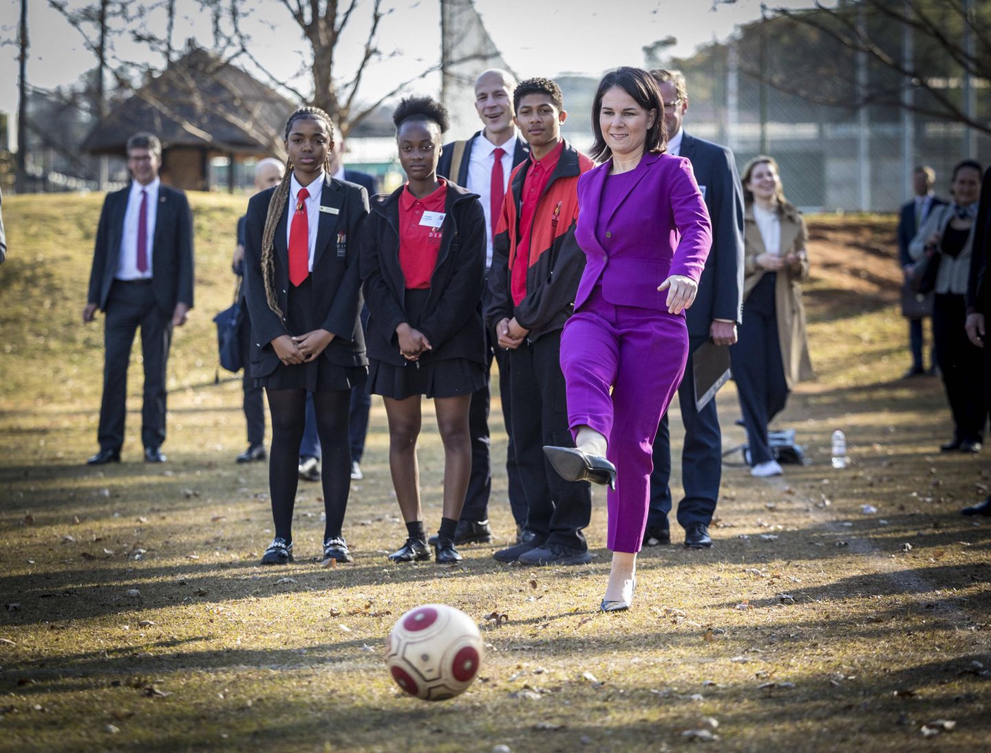 Annalena Baerbock kickt einen Fußball