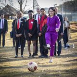 Annalena Baerbock kickt einen Fußball