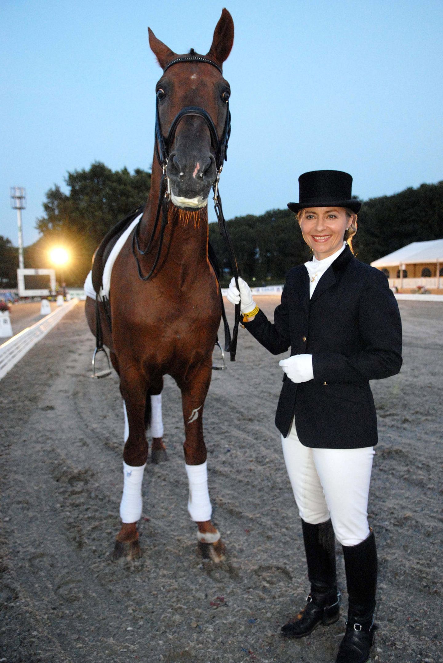 Ursula von der Leyen 2007 neben einem pferd