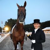 Ursula von der Leyen 2007 neben einem pferd