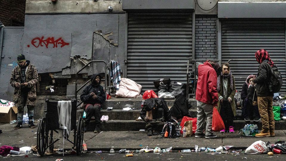 Die Szene auf der Kensington Avenue am späten Nachmittag. Auf den Straßen häuft sich der Müll, und auf der gegenüberliegenden Straßenseite der Drogenhändler versammeln sich Menschen zum Drogenkonsum.