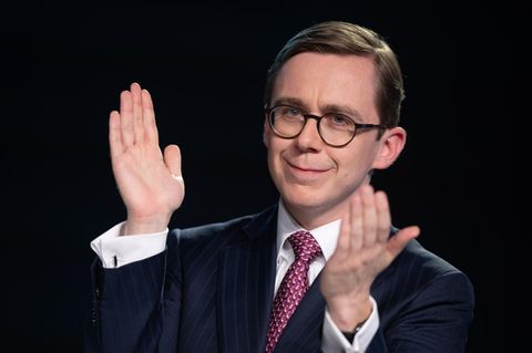 CDU-Politiker Philipp Amthor applaudiert auf einer Regionalkonferenz