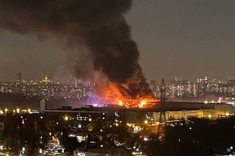 Bilder zeigen, wie Flammen und Rauch aus der Konzerthalle in Moskau steigen