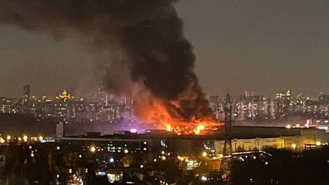 Bilder zeigen, wie Flammen und Rauch aus der Konzerthalle in Moskau steigen