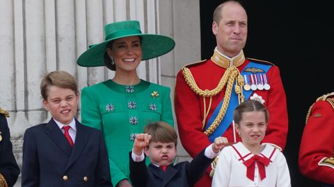 Prinzessin Kate mit Ehemann Prinz William und ihren Kindern George (l.), Louis und Charlotte im Juni