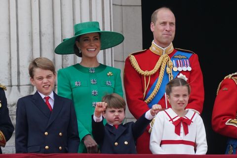 Prinzessin Kate mit Ehemann Prinz William und ihren Kindern George (l.), Louis und Charlotte im Juni