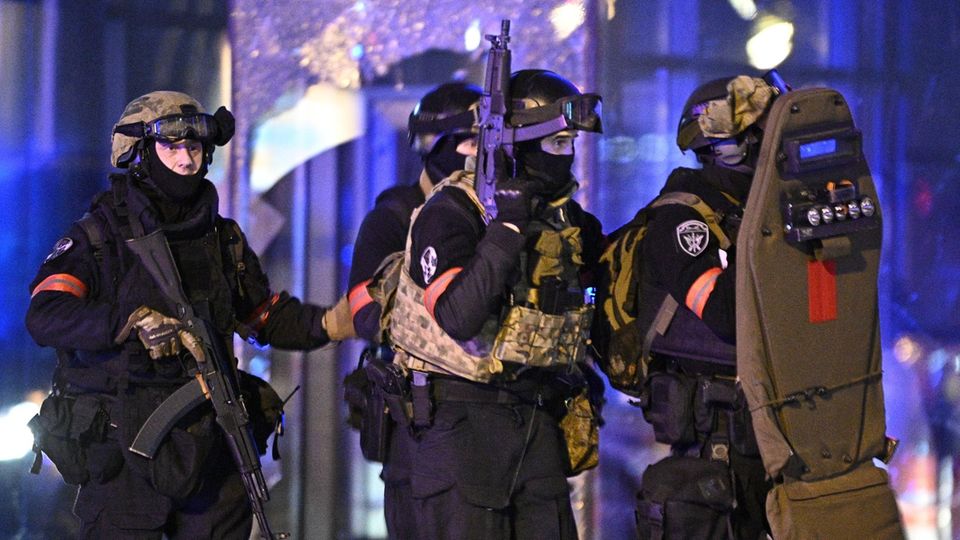 Spezialeinheiten der Polizei im Einsatz an der Crocus City Hall Spezialeinheiten der Polizei im Einsatz an der Crocus City Hall