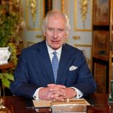 König Charles III. hat die Offenheit seiner "geliebten Schwiegertochter" Prinzessin Kate nach deren Krebsdiagnose gelobt. Der Monarch sei "so stolz auf Catherine für ihren Mut", über ihre Krankheit zu sprechen, teilte der Buckingham-Palast mit. Kate ist die Ehefrau von Charles' älterem Sohn Prinz William. Sowohl der König als auch Königin Camilla würden der 42-Jährigen und ihrer gesamten Familie weiterhin ihre Liebe und Unterstützung "in dieser schwierigen Zeit" zukommen lassen.
