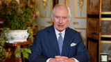 König Charles III. hat die Offenheit seiner "geliebten Schwiegertochter" Prinzessin Kate nach deren Krebsdiagnose gelobt. Der Monarch sei "so stolz auf Catherine für ihren Mut", über ihre Krankheit zu sprechen, teilte der Buckingham-Palast mit. Kate ist die Ehefrau von Charles' älterem Sohn Prinz William. Sowohl der König als auch Königin Camilla würden der 42-Jährigen und ihrer gesamten Familie weiterhin ihre Liebe und Unterstützung "in dieser schwierigen Zeit" zukommen lassen.