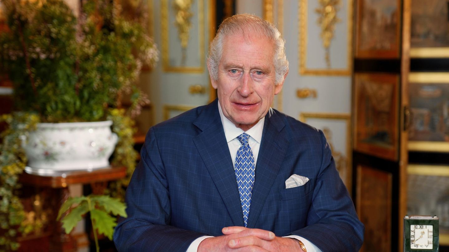 König Charles III. König Charles III. hat die Offenheit seiner "geliebten Schwiegertochter" Prinzessin Kate nach deren Krebsdiagnose gelobt. Der Monarch sei "so stolz auf Catherine für ihren Mut", über ihre Krankheit zu sprechen, teilte der Buckingham-Palast mit. Kate ist die Ehefrau von Charles' älterem Sohn Prinz William. Sowohl der König als auch Königin Camilla würden der 42-Jährigen und ihrer gesamten Familie weiterhin ihre Liebe und Unterstützung "in dieser schwierigen Zeit" zukommen lassen.