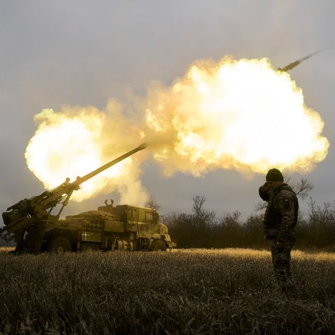 Ukrainische Soldaten feuern eine Haubitze auf russische Stellungen ab