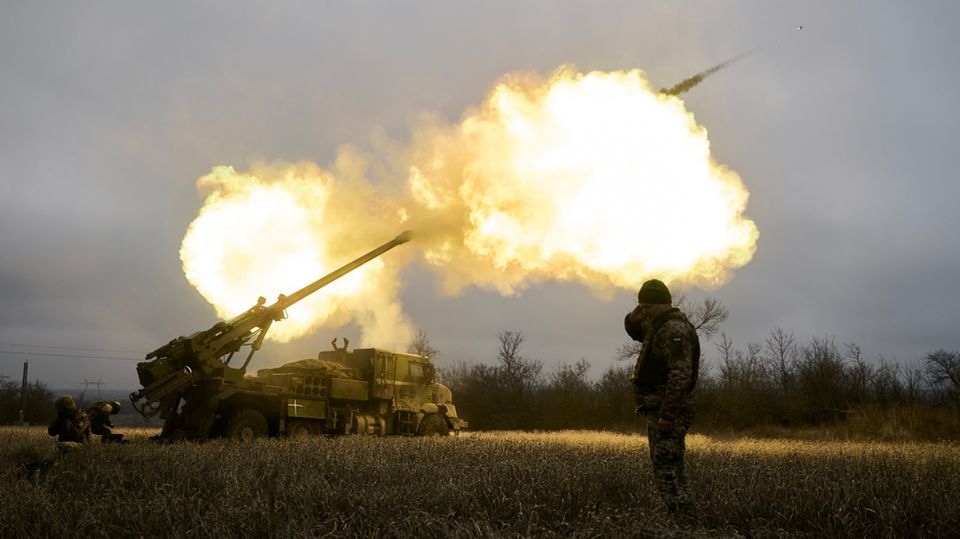 Ukrainische Soldaten feuern eine Haubitze auf russische Stellungen ab