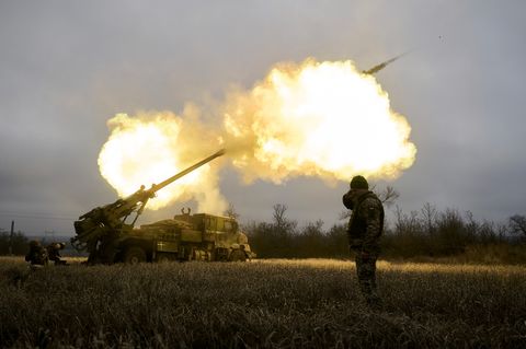 Ukrainische Soldaten feuern eine Haubitze auf russische Stellungen ab
