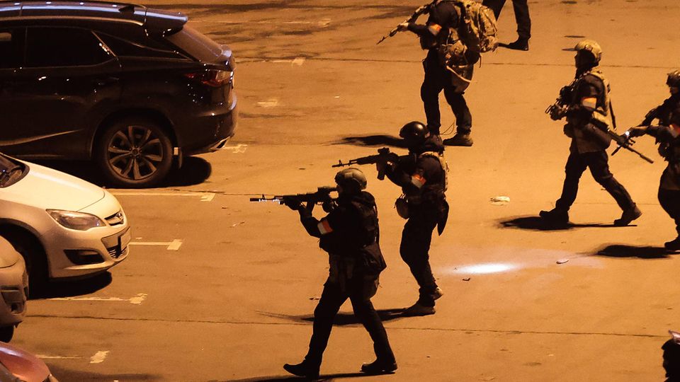 Spezialeinheiten an der Konzerthalle in der Nähe von Moskau