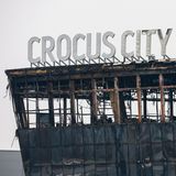 Ein Blick auf die ausgebrannte Crocus City Hall in Moskau