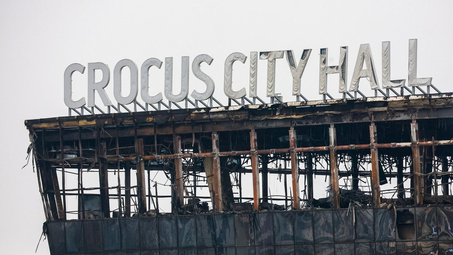 Ein Blick auf die ausgebrannte Crocus City Hall in Moskau