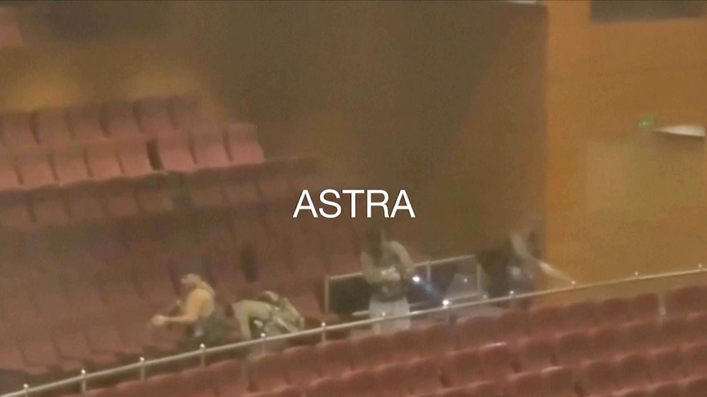 Moskau: Das Videostandbild aus einem UGC-Video zeigt Bewaffnete, die in einer Konzerthalle schießen