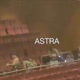 Moskau: Das Videostandbild aus einem UGC-Video zeigt Bewaffnete, die in einer Konzerthalle schießen