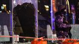 Ein kaputtes Fenster des Konzertsaals in Moskau