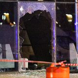 Ein kaputtes Fenster des Konzertsaals in Moskau