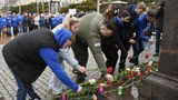 Wie hier in Wladiwostok legten Trauernde Blumen ab, zündeten Kerzen an.