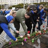 Wie hier in Wladiwostok legten Trauernde Blumen ab, zündeten Kerzen an.