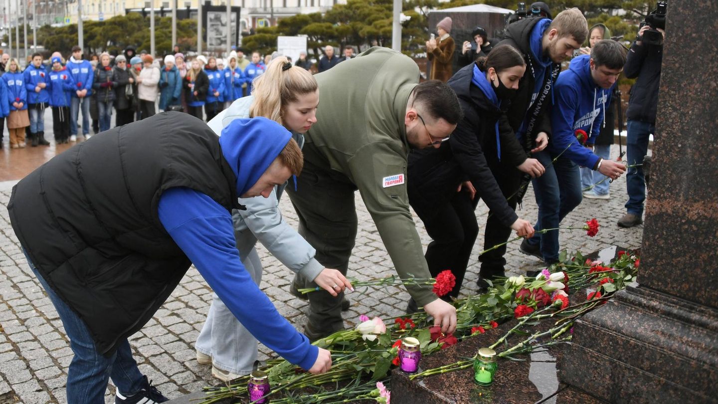 Wie hier in Wladiwostok legten Trauernde Blumen ab, zündeten Kerzen an.