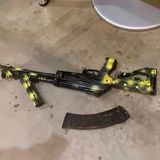 Das Standbild aus einem Video des russischen Ermittlungskomitees zeigt ein Kalaschnikow-Sturmgewehr auf dem Boden