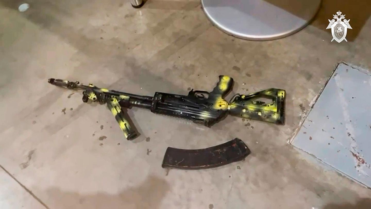 Das Standbild aus einem Video des russischen Ermittlungskomitees zeigt ein Kalaschnikow-Sturmgewehr auf dem Boden