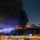 In der Nacht war über dem Gelände eine gigantische Rauchwolke zu sehen – Löschhubschrauber waren im Einsatz.