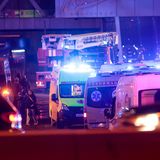 Dutzende Rettungswagen waren im Einsatz und viele Busse, um Menschen in Sicherheit zu bringen