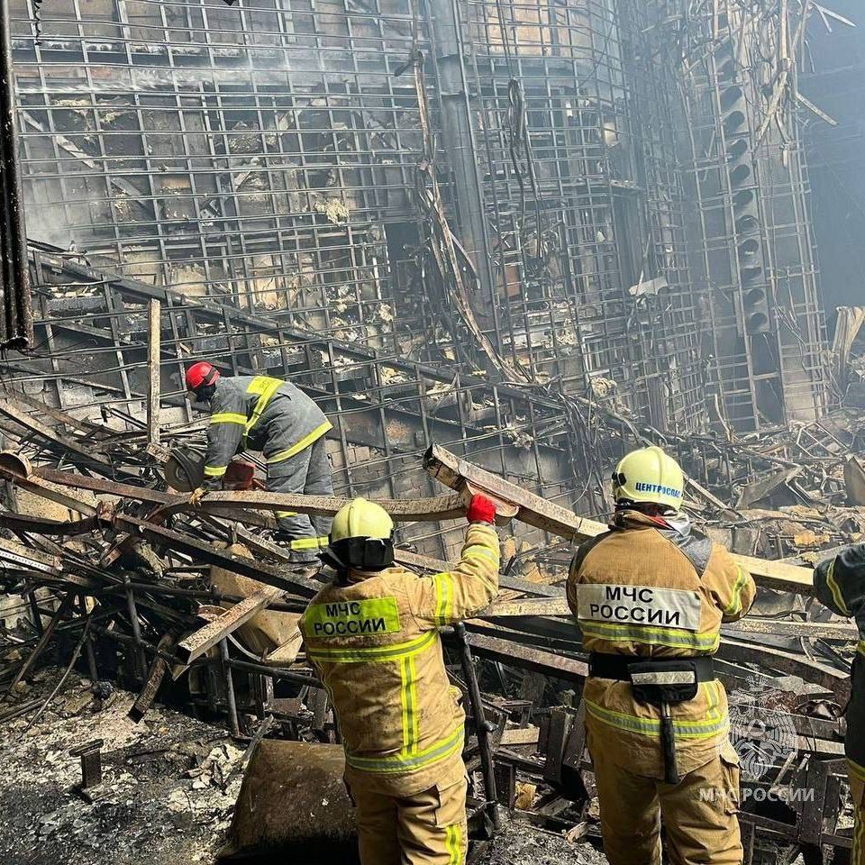 Beim Wegräumen der Trümmer in der Konzerthalle des Zentrums hätten Einsatzkräfte weitere Leichen gefunden,